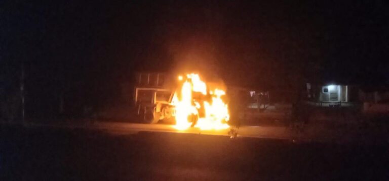 शार्ट सर्किट के कारण खड़ी टिपर में लगी आग।