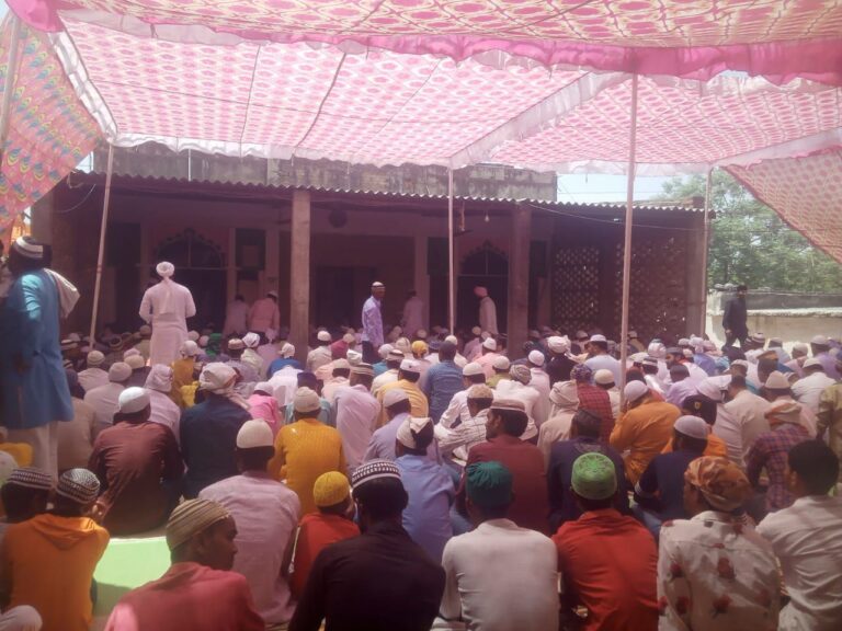 डाला जामा मस्जिद में अकीदत के साथ अलविदा जुमा की नमाज।