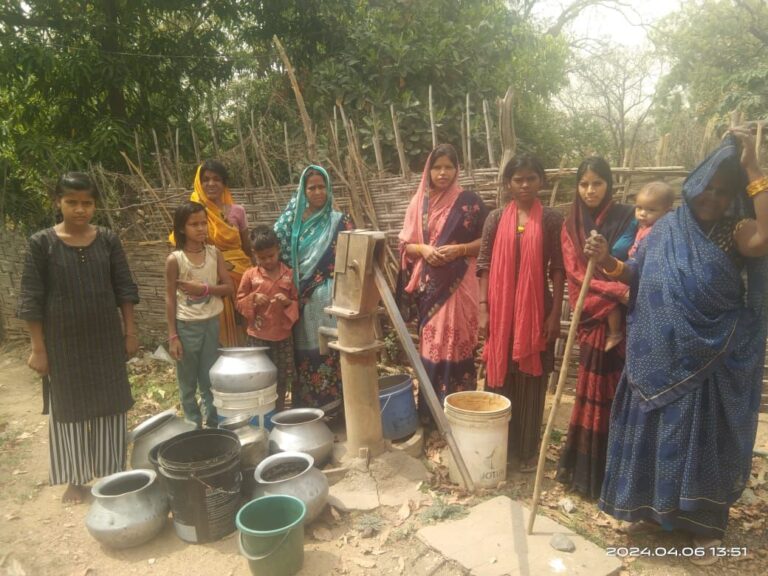 तीन महीने से हैंड पम्प खराब प्रधान सचिव बेखबर एक किलोमीटर दूर से प्यास बुझा रहे रहवासी।
