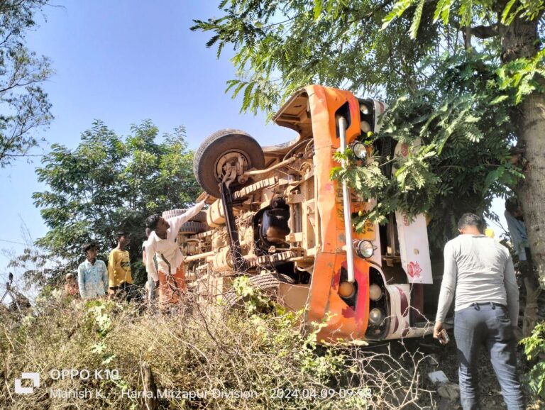 सोनभद्र : यात्रियों से भरी बस अनियंत्रित होकर पलटी, कई यात्री घायल।
