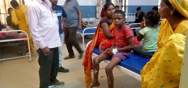 नास्ता बनाते वक्त छोटा गैस सिलेंडर फटने से पांच लोग झूलसे।