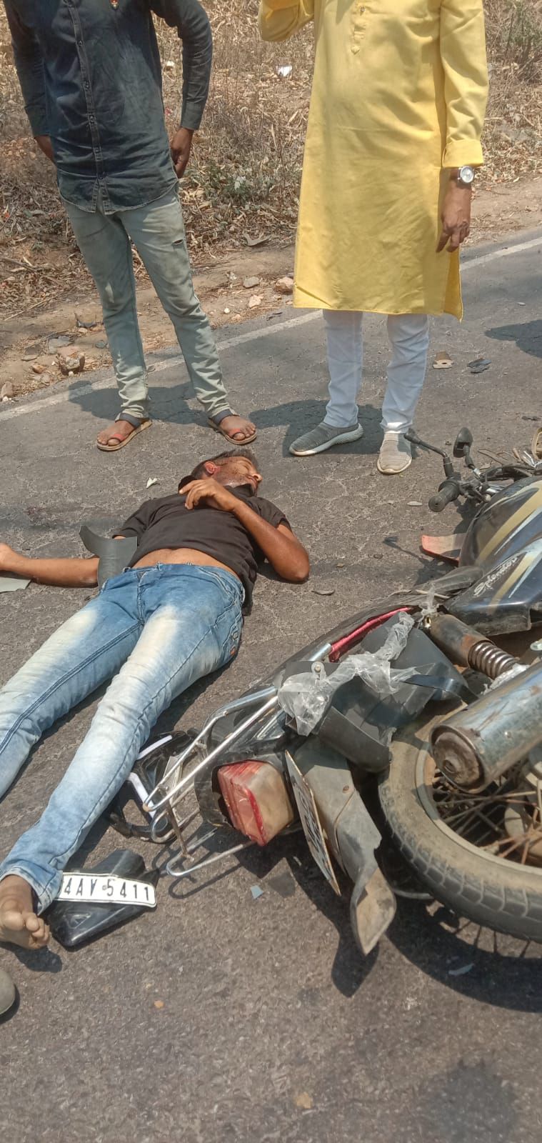 म्योरपुर रासपहरी के पास दो बाईक सवारो की आमने-सामने जोरदार टक्कर, हुए गम्भीर रूप से घायल।