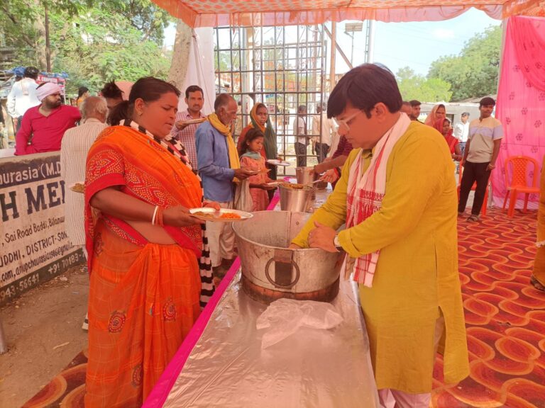 सेवा निवृत्ति डी आई जी पूर्व विधायक एवं पूर्व ब्लाक प्रमुख के पुण्यतिथि पर हुआ भंडारे का आयोजन।