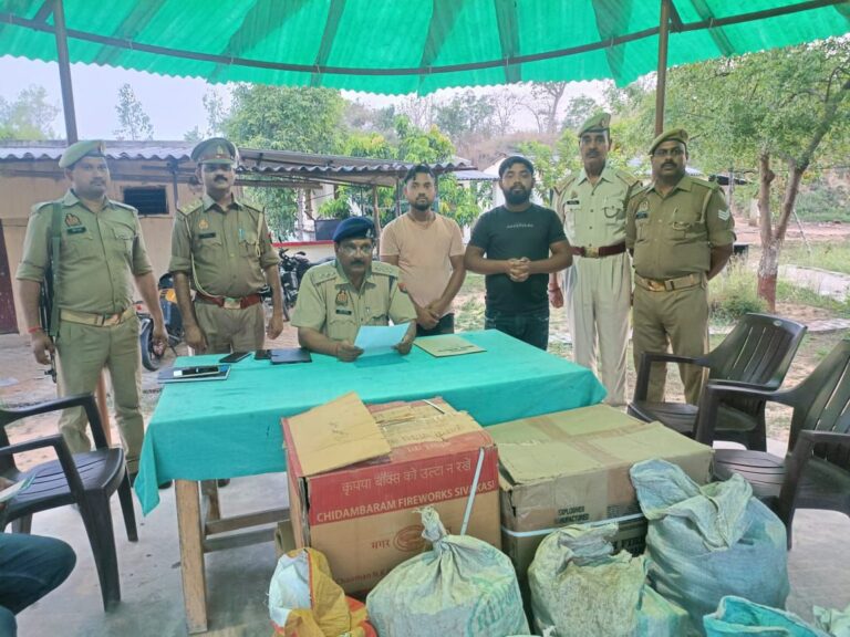 कच्चे खपरैल के मकान में अवैध पटाखा विस्फोटक बना रहे दो अभियुक्त को पुलिस नें किया गिरफ्तार।