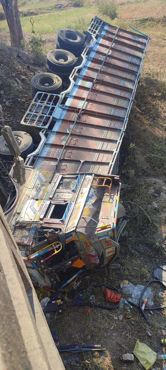 झारखंड से आ रही ट्रक अनियंत्रित होकर नाफा पुल के नीचे गिरी, गंभीर रूप से घायल चालक रेफर।
