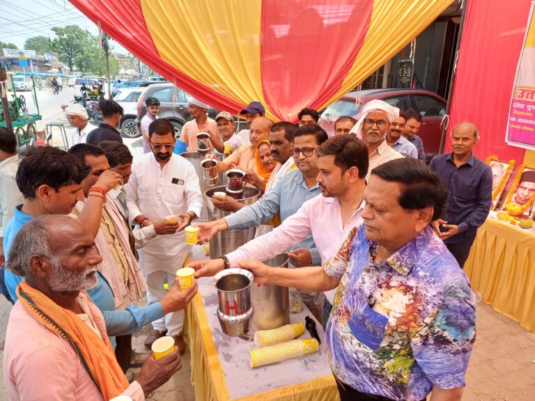 Sonbhadra news:उत्तर प्रदेश उद्योग व्यापार मंडल सोनभद्र ने किया शरबत वितरण