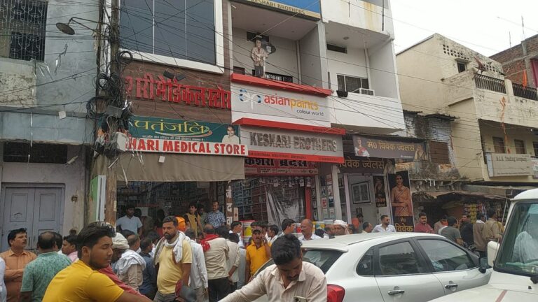 Sonbhadra news:न्यायालय के आदेश पर पुलिस प्रशासन तीन दुकानों को खाली कराने पहुची