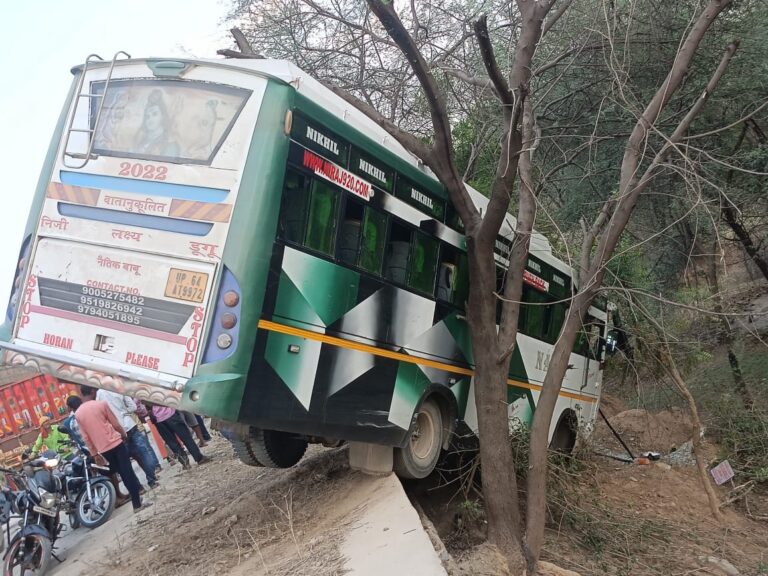 सवारी से भरी बस अनियंत्रित होकर पेड़ से टकराया मचा हड़कंप