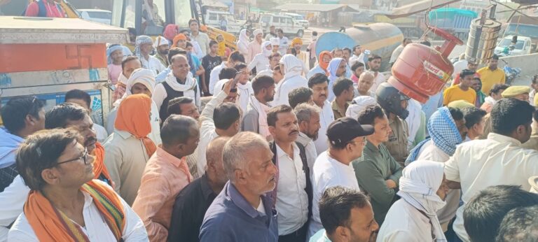 जमीनी विवाद में पहुंचा बुलडोजर, मोहलत देकर वापस लौटा।