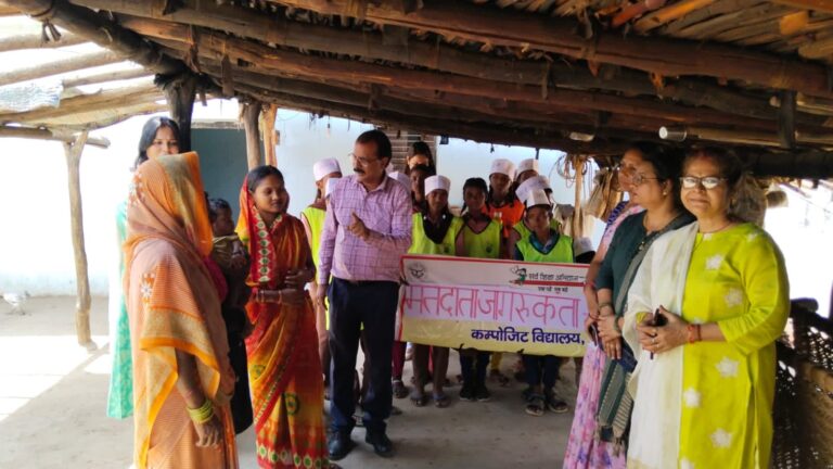 घर घर संपर्क कर मतदान और शिक्षा के प्रति किया लोगो को जागरूक।