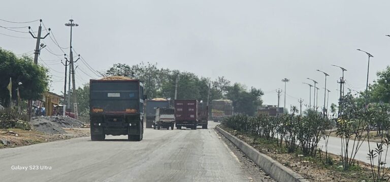 सोनभद्र बना बिना नम्बर प्लेट परिवहन व अवैध खनन का हब।