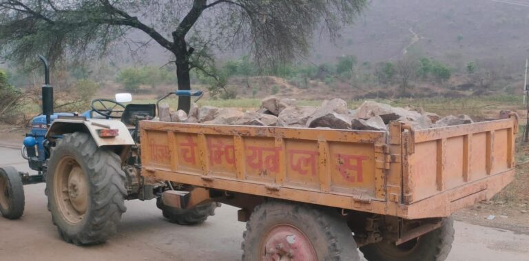 वन विभाग की मिलीभगत से जंगल का पत्थर निकाल लाखो कमा रहे माफिया।