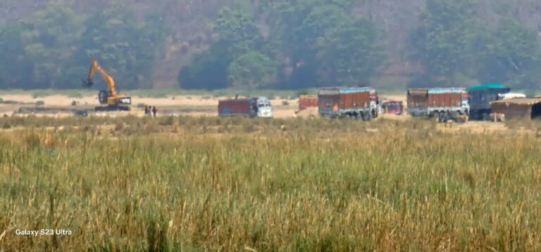 ब्रह्मुरी बालू साइड पर दिनदहाड़े हो रहा अवैध बालू खनन।