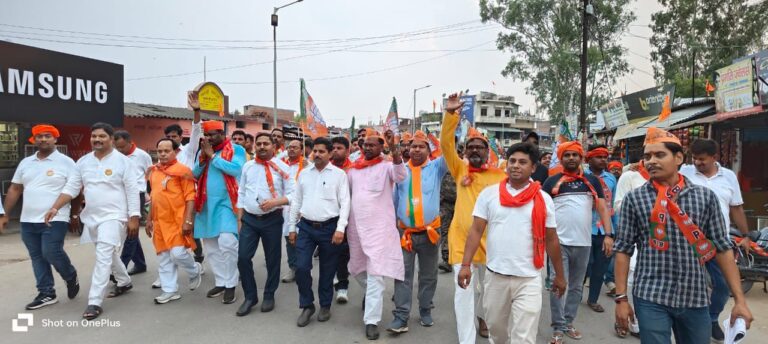 विधायक प्रत्याशी श्रवण सिंह गोंड ने दुद्धी नगर में पदयात्रा निकाल जनता का मांगा आशीर्वाद।