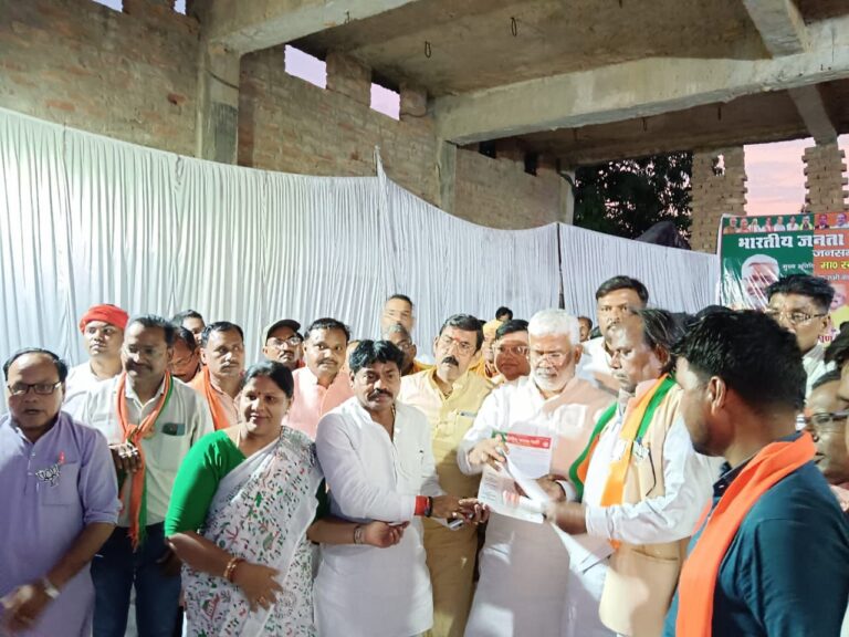 अमवार विस्थापितों के बीच पहुंचे जल शक्ति मंत्री स्वतंत्र देव सिंह।