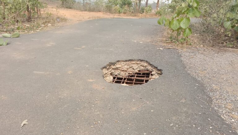 पुलिया में बना बड़ा गड्ढा दुर्घटना को दे रहा दावत।