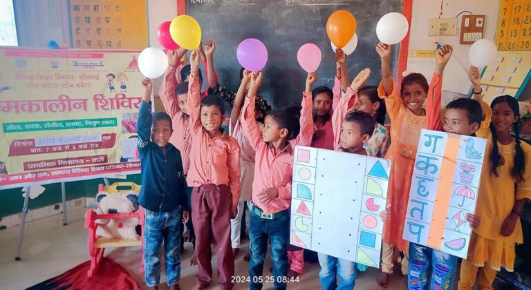 ग्रीष्मकालीन समापन शिविर में बच्चों को ड्राइंग सेट व प्रमाण पत्र देकर शुभा बहन ने उत्साहवर्धन किया।