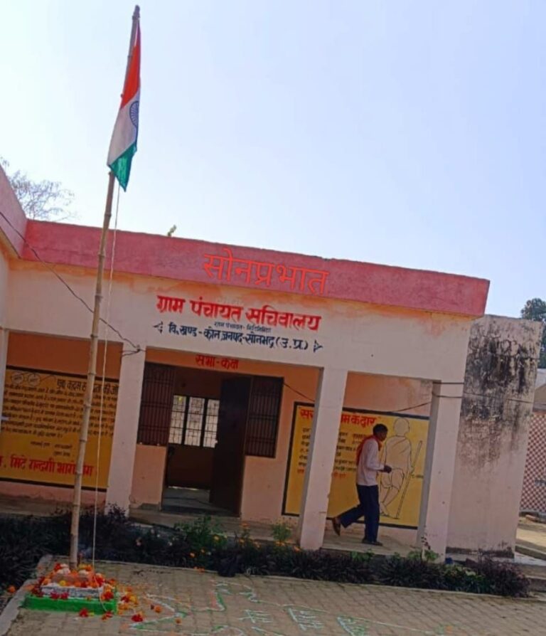 रोजगार सेवक है पंचायत के पैसे से करोड़ों का मालिक।