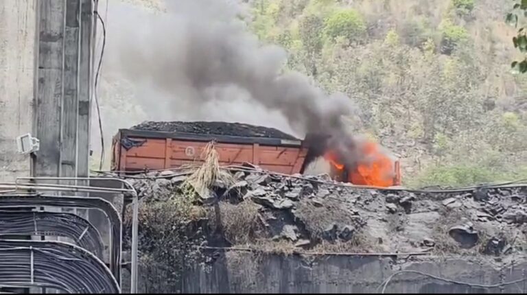 चलती कोयला लोड ट्रेलर बनी आग का गोला,चालक ने कूदकर बचाई जान।