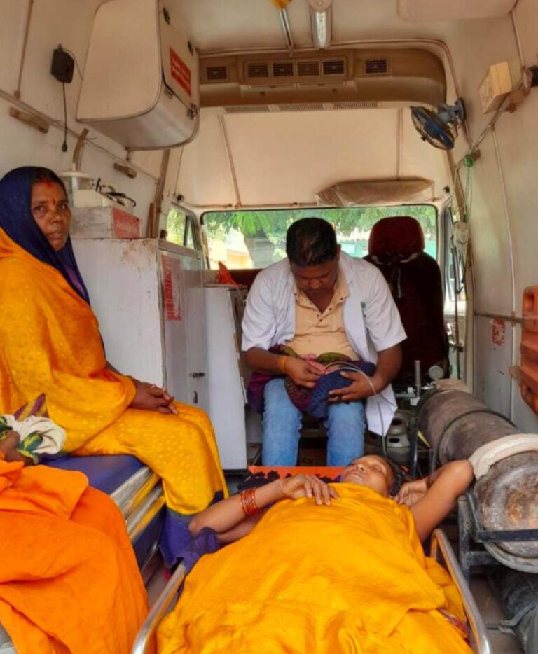 म्योरपुर : ई एम टी ने एंबुलेंस में कराया सुरक्षित प्रसव