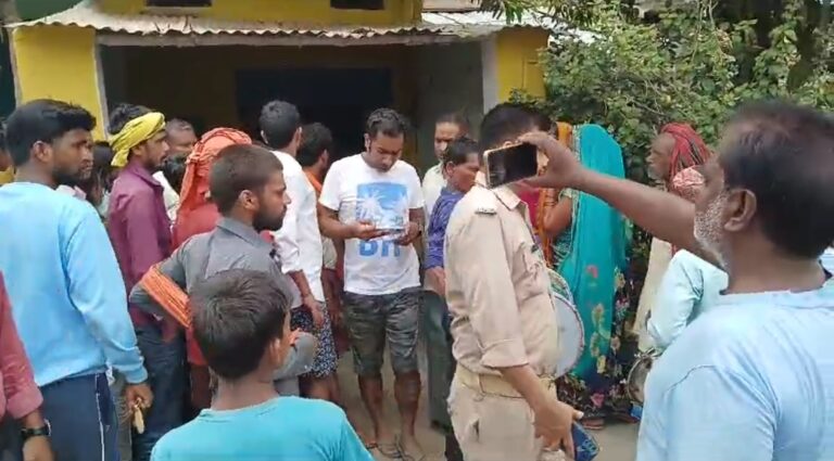 सोनभद्र में जब प्रेमिका बैंड बाजे के साथ प्रेमी के घर पहुंची शादी रचाने।।