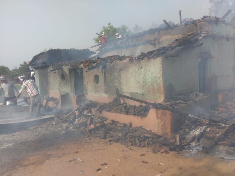 दुद्धी विधानसभा उप चुनाव में भाजपा प्रत्याशी श्रवण गोंड के घर में लगी आग, बहन व भांजा दुद्धी अस्पताल में।
