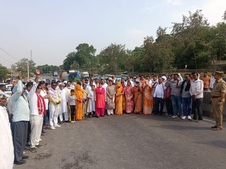 33वीं पुण्यतिथि पर सांकेतिक चक्का जाम कर डाला गोली कांड के शहीदों को दी गई श्रद्धांजलि।