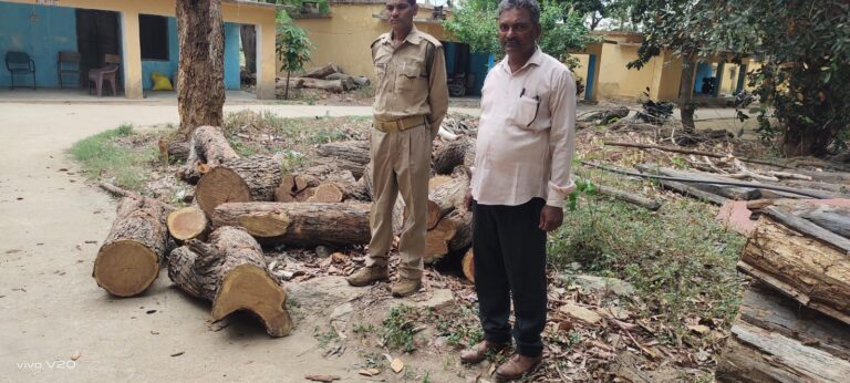 खैर का 14 बोटा वन विभाग ने विंढमगंज से किया जब्त।