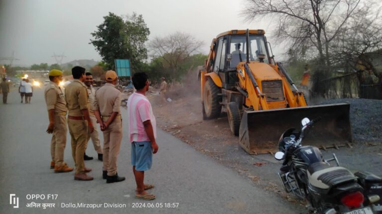 डाला वैष्णो मंदिर के सामने वनभूमि से अतिक्रमण हटाया गया।