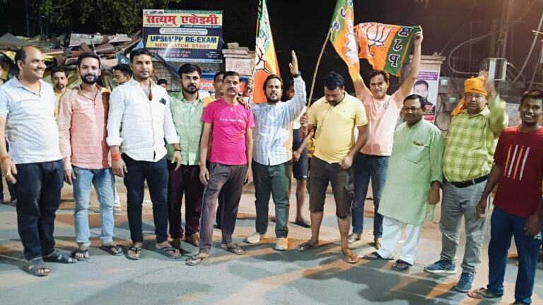 भाजपा एनडीए की तीसरी बार प्रधानमंत्री नरेंद्र मोदी के शपथ ग्रहण उपरांत दुद्धी में फूटे पटाखे मना जश्न।