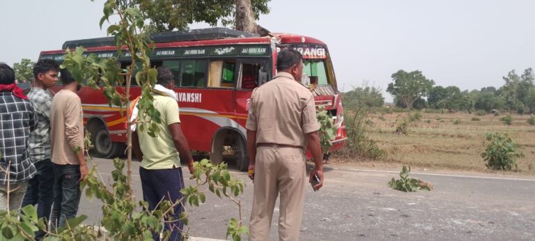 कोयला से भरी ट्रक व बस में जोरदार की टक्कर बाल बाल बचे यात्री।
