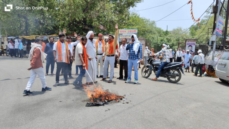 आतंकियों द्वारा हिंदू श्रद्धालुओं पर हमला को लेकर विहिप व बजरंग दल के कार्यकर्ता ने आतंकवाद का पुतला फूंका।