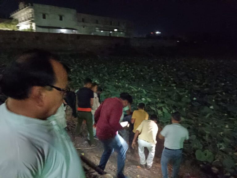 दुद्धी सेल्फी पॉइंट के पास गाय तालाब में गिरी, नगर पंचायत दुद्धी के पहल पर बचाया।