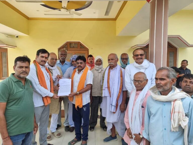 पूर्व सीमेंट कर्मचारियों ने राज्यमंत्री को दिया ज्ञापन।