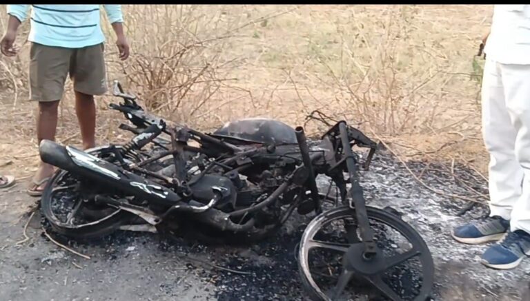 हिट वेव से खड़ी बाइक जलाकर खाक।