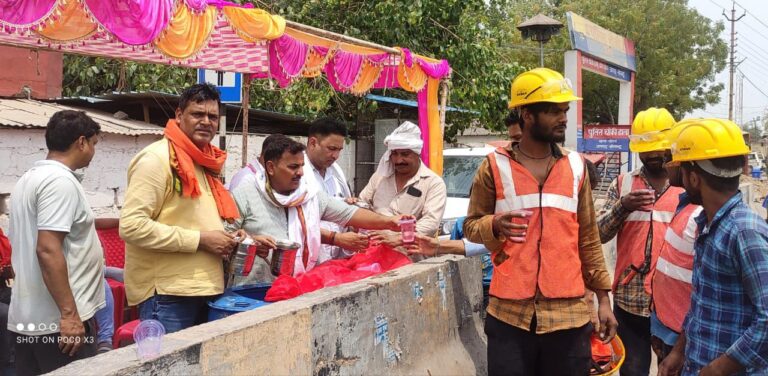 तेज तपन के बीच प्रबुद्ध जनों ने पानी, शरबत की स्टॉल लगाई।