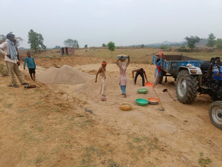 अवैध खननकर्ताओं की वन कर्मियों के साथ हाथापाई दबंगई, अवैध डंप बालू को वन विभाग ने किया सीज ।