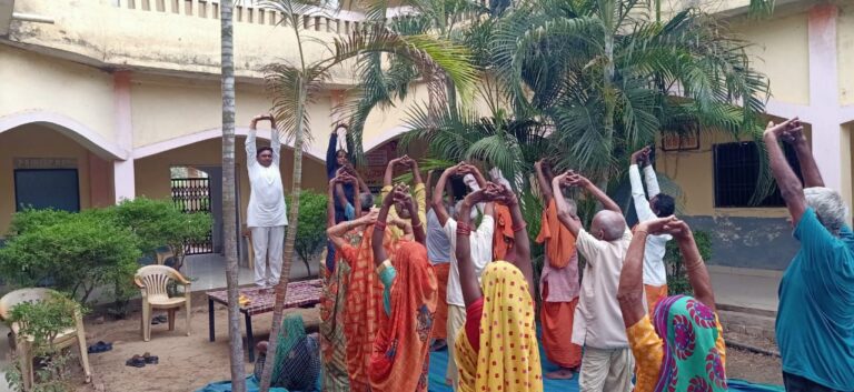 अंतर्राष्ट्रीय योग दिवस पर योग शिविरों में लोगों ने किया योग।