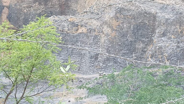 बिल्ली मारकुंडी खनन क्षेत्र में खनन टीम ने किया निरीक्षण।