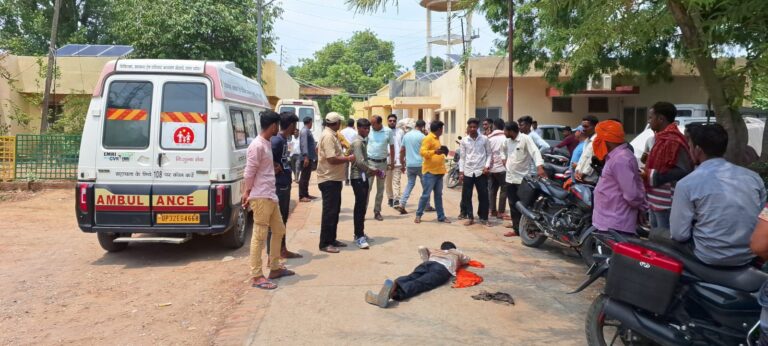 दुद्धी : एंबुलेंस कर्मी ने मरीज से मांगे पैसे न मिलने पर उतारा, परिजनों ने काटा हंगामा।