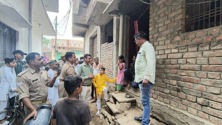 सोनभद्र में एक बालक को महीने भर से परिवार ने जंजीर से बांधकर रखा, कल्याण समिति ने लिया संज्ञान।