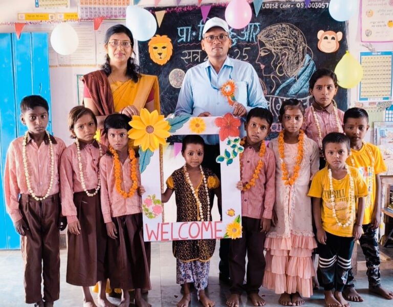 ग्रीष्मावकाश के बाद खुले परिषदीय विद्यालय बच्चों को रोली – टीका एवं माल्यार्पण कर किया गया स्वागत।