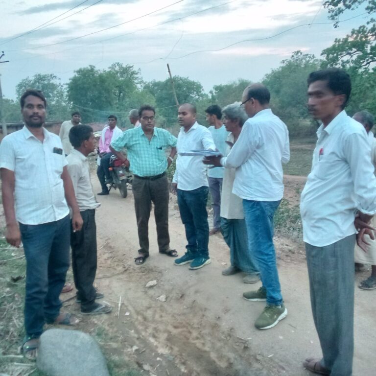 बघमंदवा पहाड़ी ब्लास्टिंग की जांच को राजस्व टीम पहुंची।