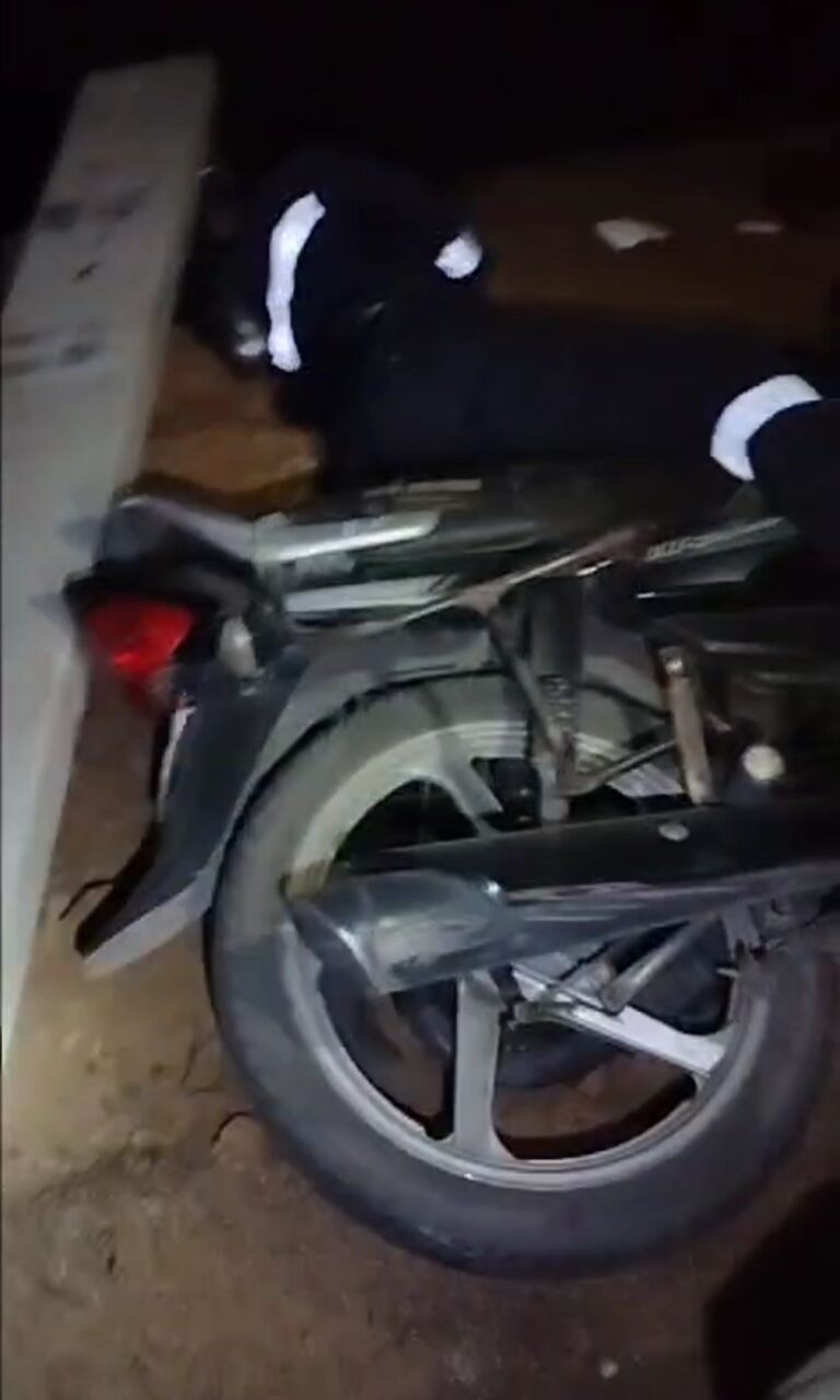 हिंडालको सप्लाई में कार्यरत पिता पुत्र की बुधवार देर रात्रि लौटते वक्त विद्युत पोल से बाइक टकराई पोल टूटकर चालक के सिर पर गिरने से मौत।