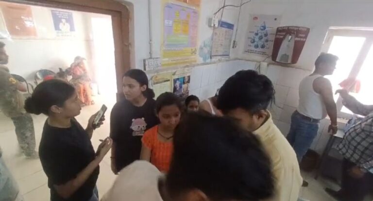 तेज रफ्तार अनियंत्रित टीपर ने मारी कमांडर जीप में टक्कर।