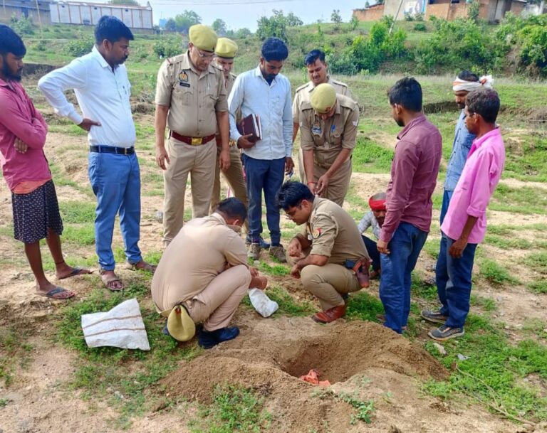 दुद्धी : जच्चा – बच्चा मौत प्रकरण में पुलिस ने एफआईआर दर्ज कर जांच की शुरू, दफनाए शव को बाहर निकाला।