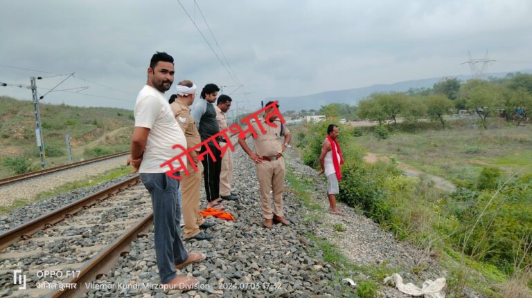 रेलवे ट्रैक के किनारे अधेड़ व्यक्ति का मिला शव क्षेत्र में हड़कंप।