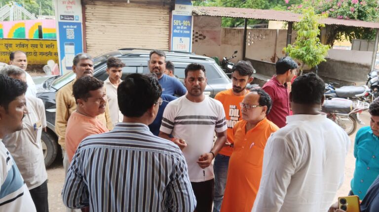 सामुदायिक स्वास्थ्य केंद्र दुद्धी पहुंचे श्रवण सिंह गौड 10 बजे तक कोई चिकित्सक नहीं होने पर कड़ी नाराजगी व्यक्त की।