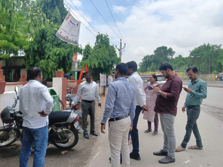 नगर विकास विभाग की सहायक निदेशक ने नगर पंचायत डाला बाजार में हो रहे विकास कार्यों का निरीक्षण किया।