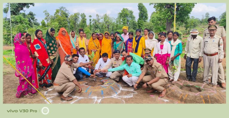एक पेड़ मां के नाम कार्यक्रम के तहत बलियरी में पौध रोपण।